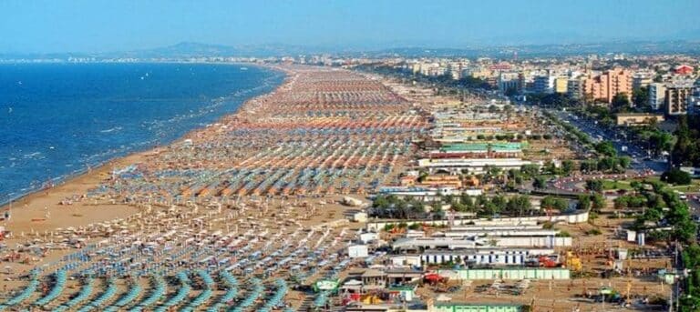 La spiaggia di Rimini, pulita, sicura, divertente