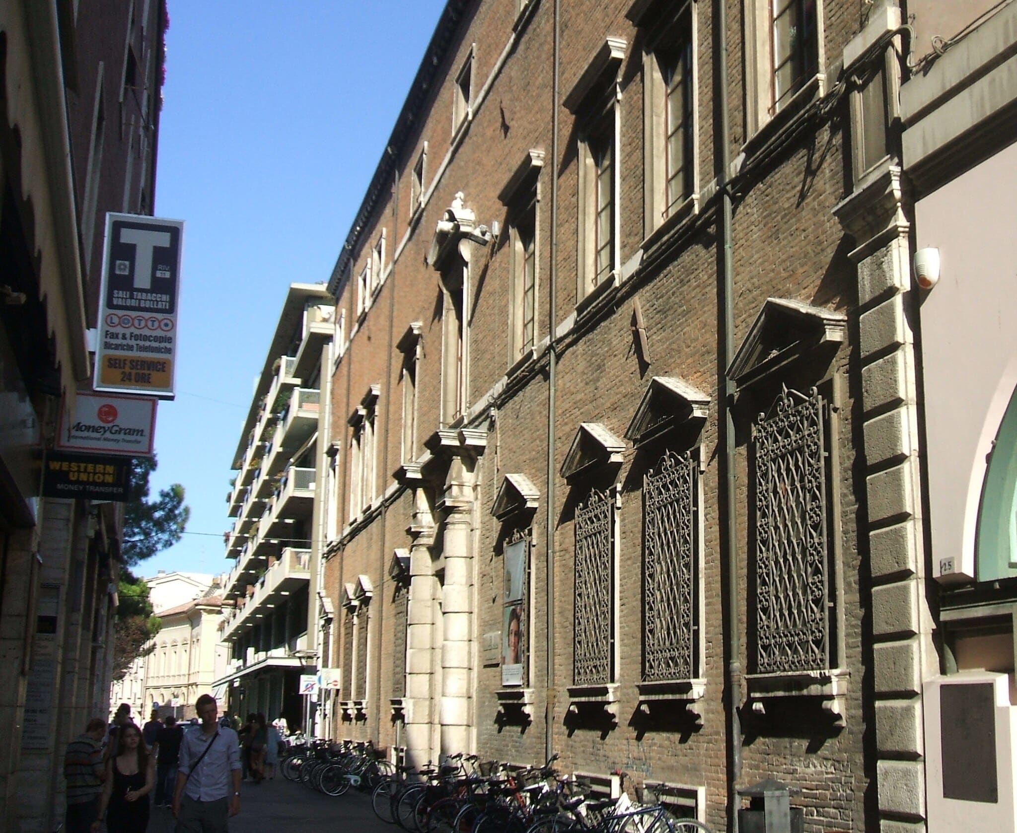 L'esterno del Palazzo Gambalunga che ospita la Biblioteca della città di Rimini