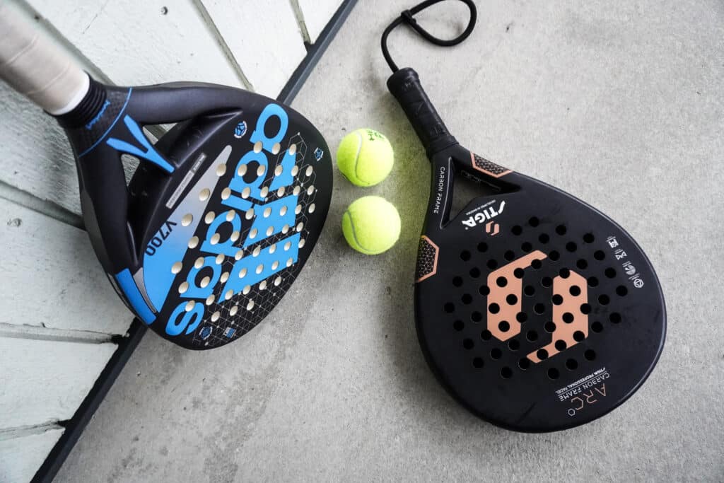 Racchette e palline da padel